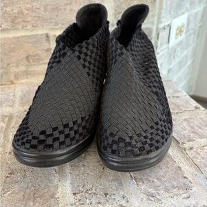 bernie mev. Black Textured Ankle Booties